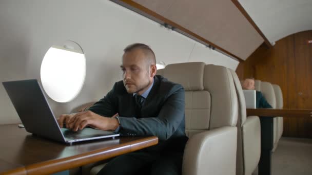 Успешный бизнесмен путешествует на своем частном самолете — стоковое видео