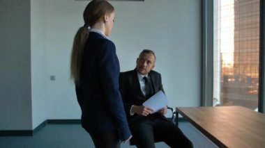 Patron işkadını için zor bir görev vermek. Challange dışarı koydu olmak