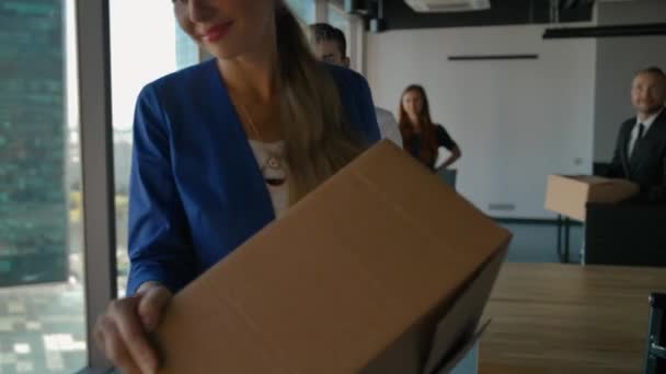 Patron féminin et groupe de travailleurs de bureau joyeux tout en déménageant dans un nouveau bureau .