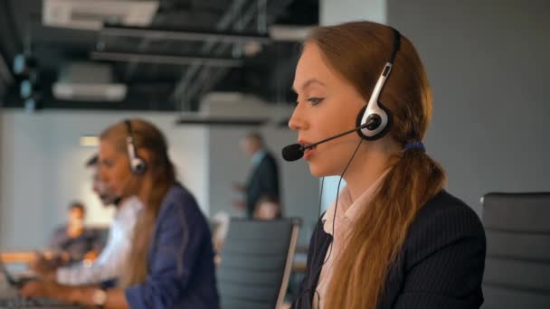 Empleados del centro de llamadas que trabajan en la oficina de acuerdo — Vídeos de Stock