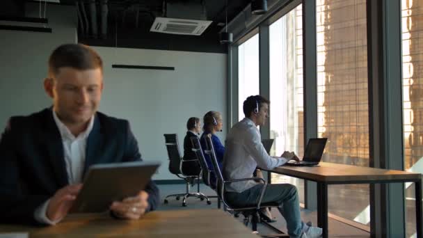 Šéfe podnikatel s digitálním pad komunikovat v call-centru — Stock video