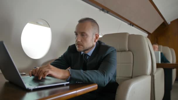 Empresario viajando en su jet privado — Vídeo de stock