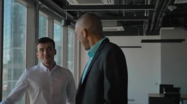 Patron ve çalışanlar yeni Office kutulu belgelerle çalışmaya başlamadan