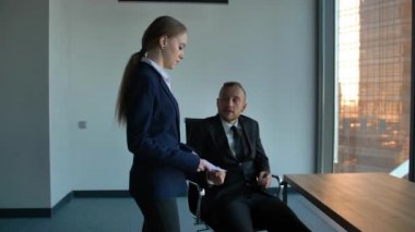 Kendine güvenen bayan çalışana zor bir görev vererek patron. Challange dışarı koydu olmak