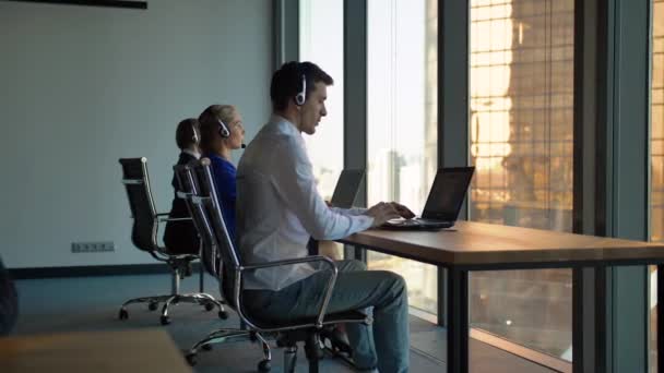 Caucasian boss businessman with tablet PC in call center — Stock Video