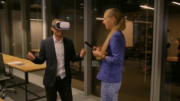 Man använder 3d-glasögon för virtuell utflykt eller tur i främmande natt city. Entreprenör med elektroniska skyddsglasögon, digital visualisering. — Stockvideo