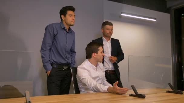 Уверенные мужчины обсуждают важную информацию на стеклянном экране . — стоковое видео