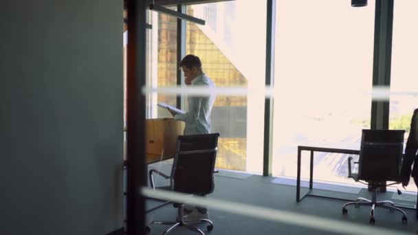 Чоловік в офісі приносить свою коробку і речі — стокове відео