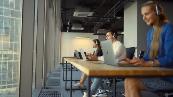 Trabajadores de Atención al Cliente están trabajando en Call Center . — Vídeos de Stock