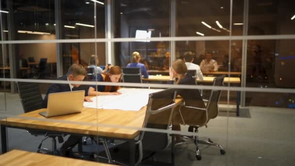 Mladí rozmanité obchodní tým při práci u stolu. Světlé moderní malé kreativní podnikání. — Stock video