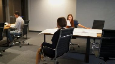 Ofis çalışanları, Genç kadın sandalyede bir daire içinde dönüyor