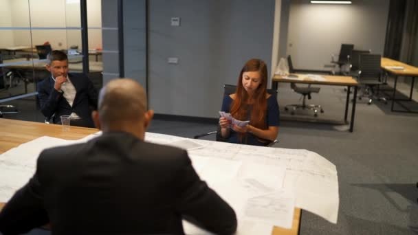 Feliz mujer de negocios rica cuenta su salario. Mirando a sus colegas y sonriendo . — Vídeo de stock