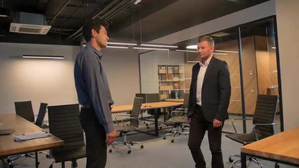 Twee zakenman schudden van de hand aan elkaar in office — Stockvideo