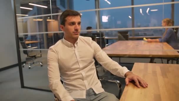 Kavkazské muži metoda handshaking americký kolega v obchodní kanceláři s úsměvem. — Stock video