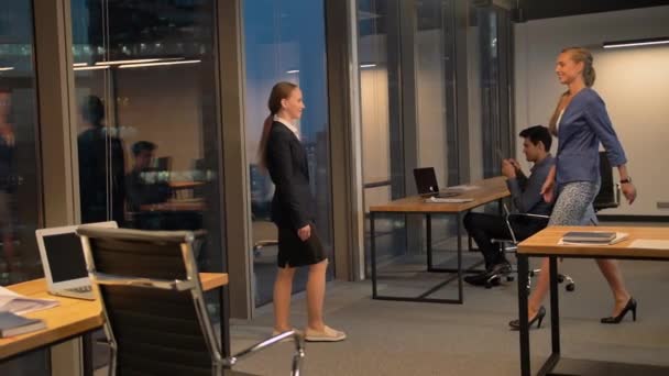 两个有吸引力的性感女商人摇手在现代办公室 超慢动作 120 Fps 的宽角拍摄 — 图库视频影像