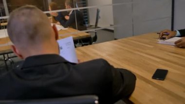 İşadamı imza iş sözleşmesi ofiste toplantı sırasında