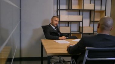 Takım aframerican ve beyaz bussinespeople anlaşma hakkında konuşan toplantı odası.