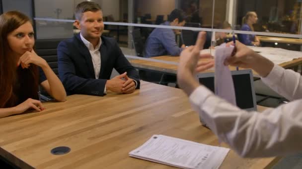 Gruppo di imprenditori sorridenti riuniti nella sala del consiglio di amministrazione dell'ufficio . — Video Stock