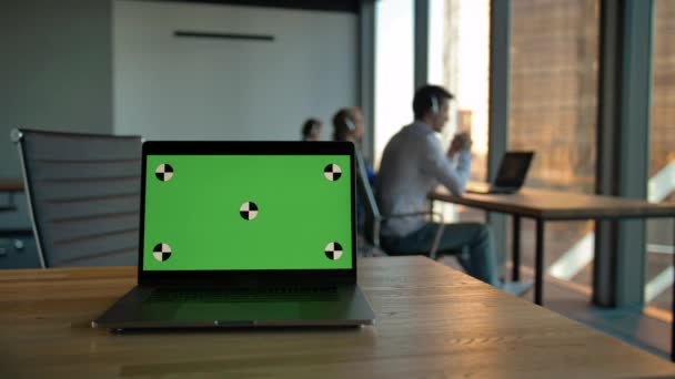 Klaar voor het bijhouden van scherm voor laptop in call center office. — Stockvideo