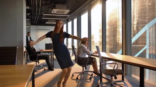 Sexy empleada feliz bailando dentro de la oficina moderna — Vídeo de stock