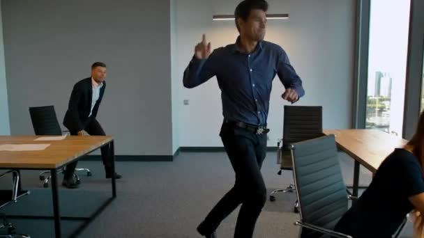 Все танцуют концепцию. Бизнесмены начинают танцевать в офисе, как в мюзикле . — стоковое видео