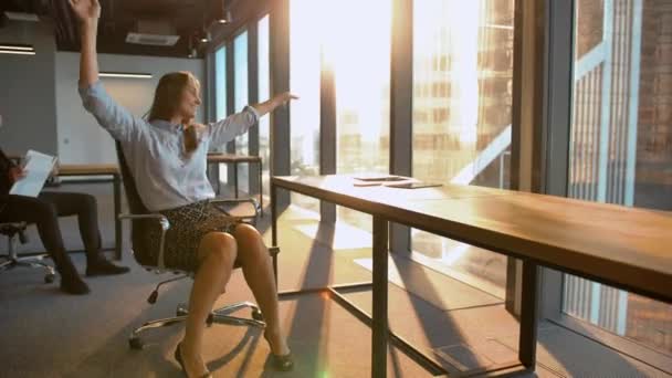 Atractiva mujer en el interior sentada en sillón bailando — Vídeos de Stock