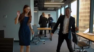 Çift kazanan anlaşma kutluyor sonra dans iş ofiste