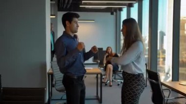 dans onların Office ile kutluyor mutlu iş takım.