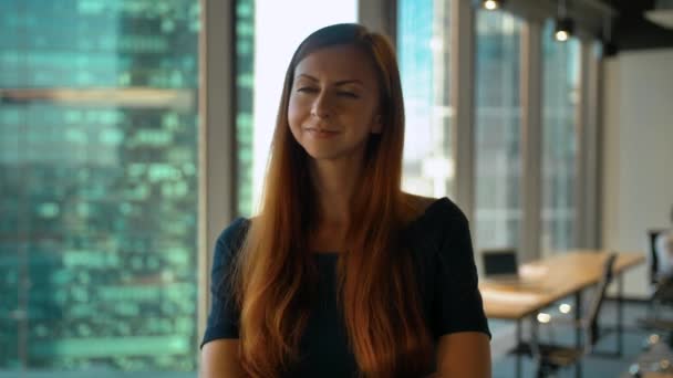 Portrait of young successful lady entrepreneur standing in office hall. Turning face to camera. — Stock Video