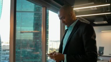 Im ifade duygu şaşırttı. Afrika kökenli Amerikalı girişimci içinde haberci cep telefonu ile sohbet.