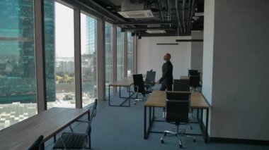 Mutlu yeni ofis, kutuları, gülümseyen iş adamları yürümek.