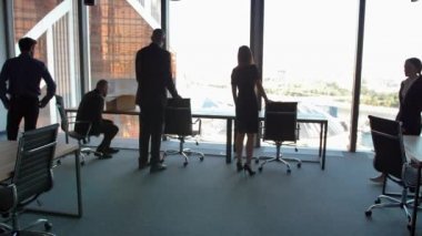 Odaklanmış İş Adamları ve İş Kadınlarından oluşan Çok Kültürlü Bir Kalabalık Çalışmak İçin Geliyor