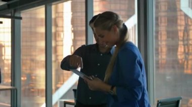 İş adamları iş ortamında dijital tablet kullanma