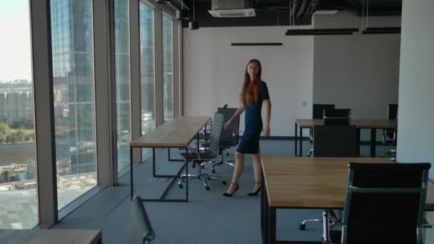 Kadın patron ve neşeli ofis çalışanları kameraya doğru yürüyüş grubu — Stok video
