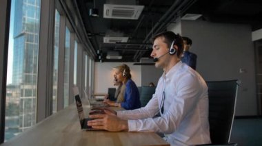 Office istemci ile konuşurken merkezi çalışanını telefonla aramak ve sonra kameraya gülümse