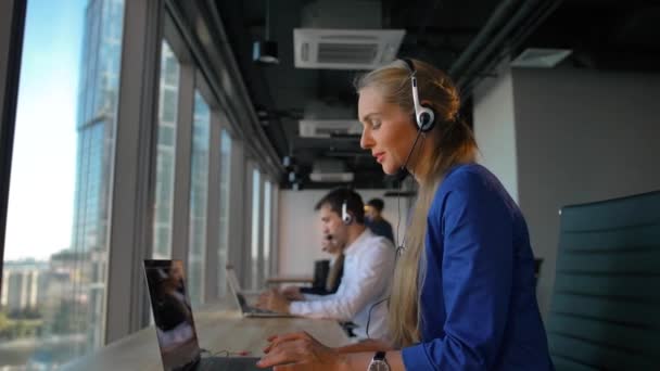 Jeunes gens d'affaires parlant sur des écouteurs — Video