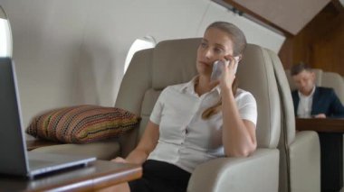 İş hakkında konuşan businesslady özel jet uçuş