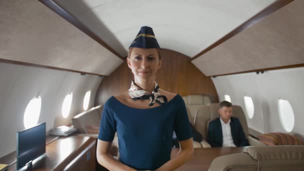 Хозяйка самолета аплодирует камере в частном бизнес-самолете . — стоковое видео