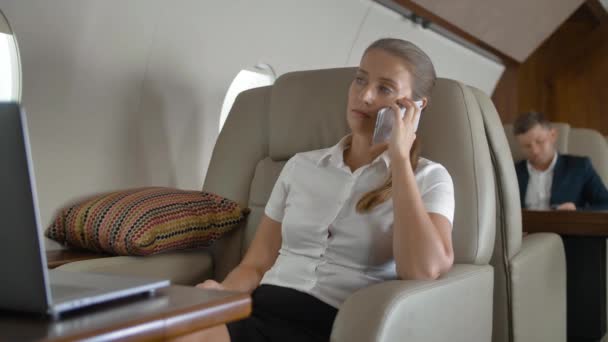 Частный реактивный рейс деловой леди говорит о бизнесе — стоковое видео
