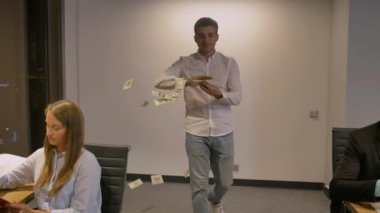 Holding ve nakit atma mutlu çekici beyaz adam. Yağmur para