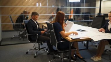 Belgeler ve modern ofis çizimlerde kaç çalışanlar çalışmak.