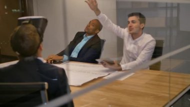 Sanal gerçeklik gözlükleri, sanal gerçeklik kulaklık office toplantıda test adamla bir masada oturan genç meslektaşları takım. Onlar yol ile çizimler oluşturmak ve 3d Görselleştirme
