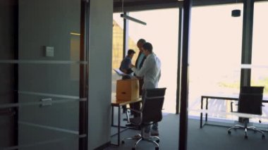 İşadamı kot ve beyaz t-shirt onun kutusu ve eşyalarını getir.