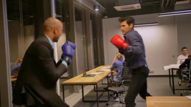 Два конкурентних бізнесмени борються з боксерськими рукавичками в корпоративному офісі — стокове відео