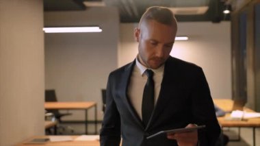 İş Merkezi akşam, başarılı genç adam.