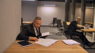 Meslektaşları, İspanyol ve Afrikalı-Amerikalı, kendine güvenen patron girişimci gece Office belgeleriyle çalışma