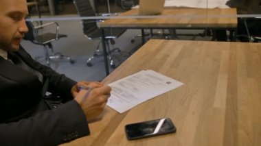 Müşteri imza iş sözleşmesi ofiste toplantı sırasında
