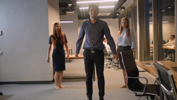 Groupe excité de gens d'affaires sautant heureux célébrant le succès dans le centre de coworking moderne — Video