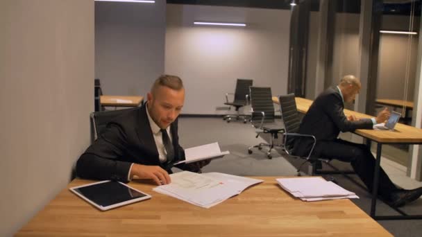 Självsäker boss entreprenör med kollegor, latinamerikanska och afrikanska amerikaner, arbeta med dokument i natt office — Stockvideo