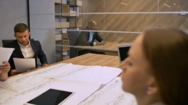 Takım aframerican ve toplantı odası Beyaz bussines insanlarda. Meslektaşlarının çizim ile ön planda.